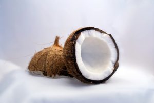 Kokosblütenzucker wird aus der Kokosnuss gewonnen