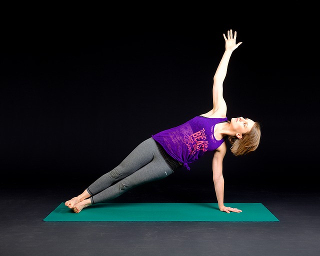 Eine Fitnessmatte eignet sich hervorragend für Yoga Übungen aller Art.
