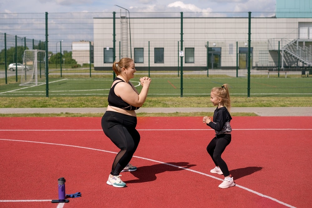 Mutter und Tochter treiben gemeinsam Sport und nehmen ab